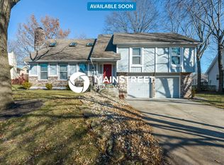 1141 NE Clubhouse Ct, Lees Summit, MO 64086