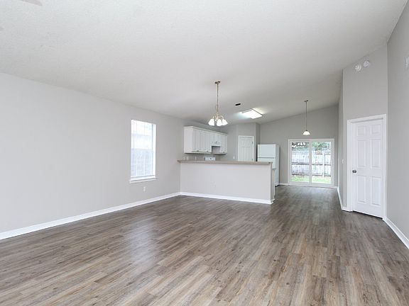 4th image of 2081 Sequoia Cir