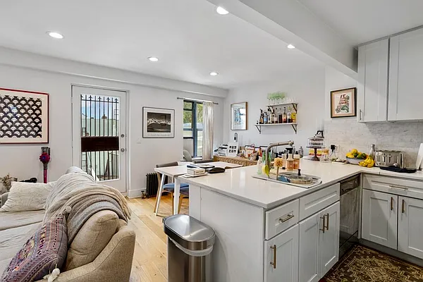 Rented by Safdie Realty Group | media 29