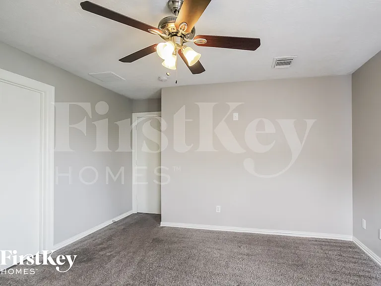 916 Willaby St — Photo 8