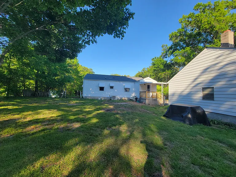 15704 Meridian Ave — Photo 12