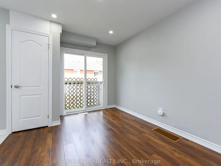19 Hoskins Sq — Photo 9