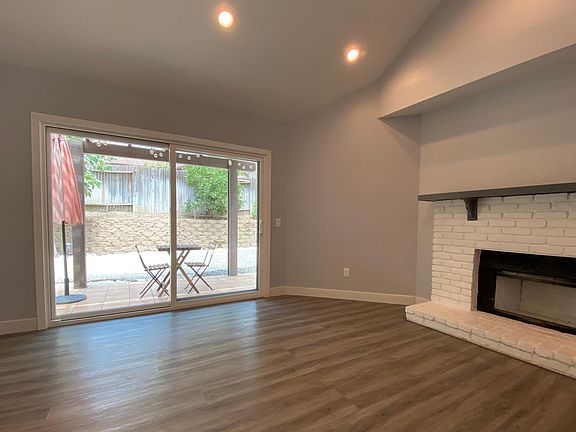Recessed light throughout the thownhouse