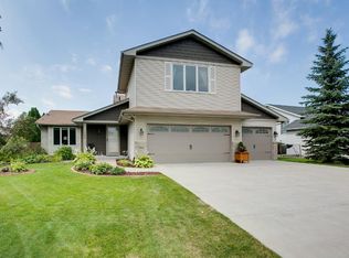 1066 Heather Dr, Woodbury, MN 55129