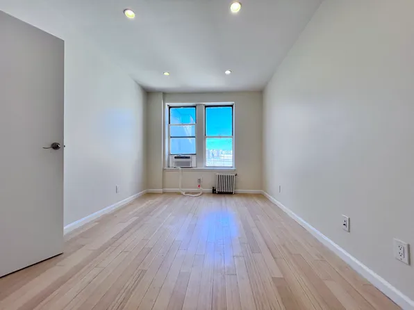 247 Wadsworth Avenue image 1 of 13