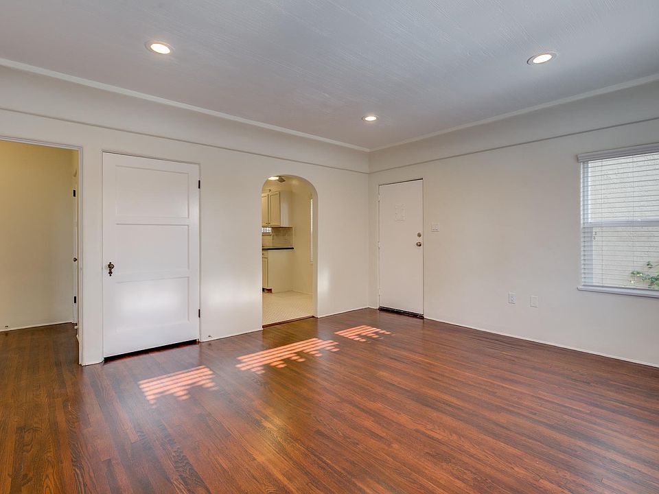 Living area showing arched doorway from kitchen
