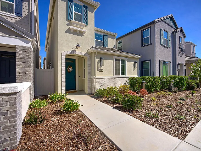 3296 Chickadee Ct — Photo 1