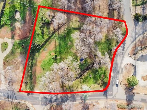 3rd image of 280 Pinewood Dr