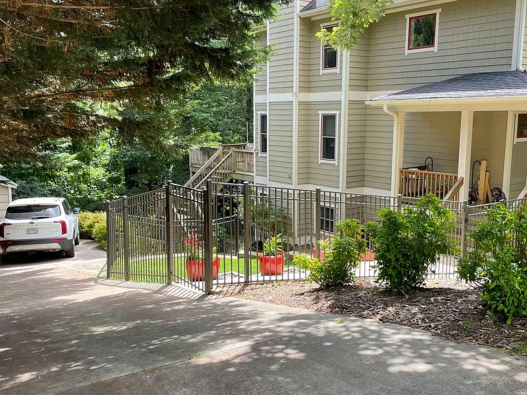 386 Riverview Dr — Photo 2