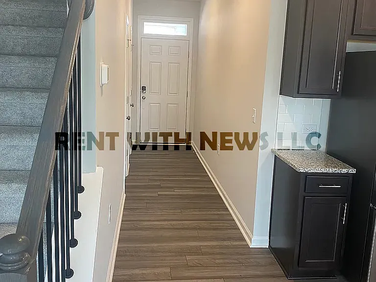 282 Paramount Dr — Photo 10