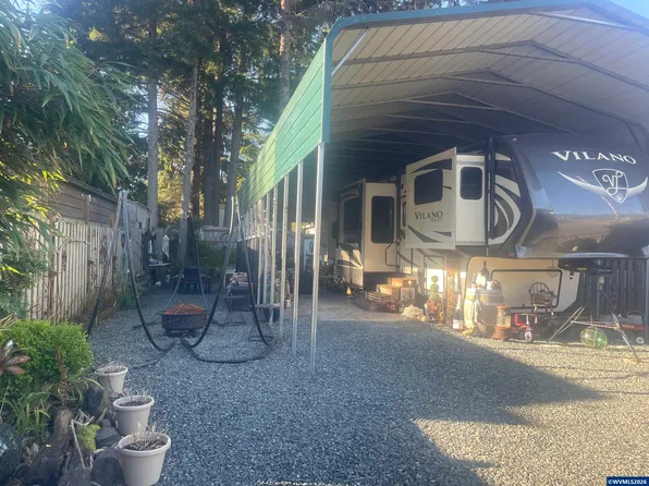 951 S Easy St, Rockaway Beach, OR 97136
