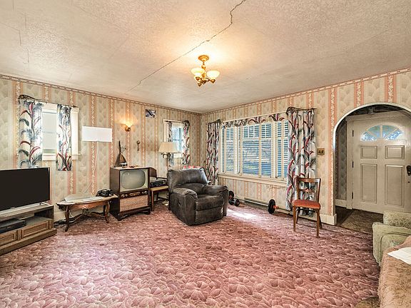 5th image of 780 N Main St