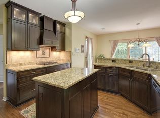 215 Manchester Dr, Waukesha, WI 53188