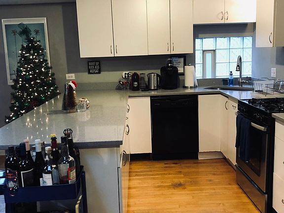 2nd image of 847 N Marshfield Ave #2R