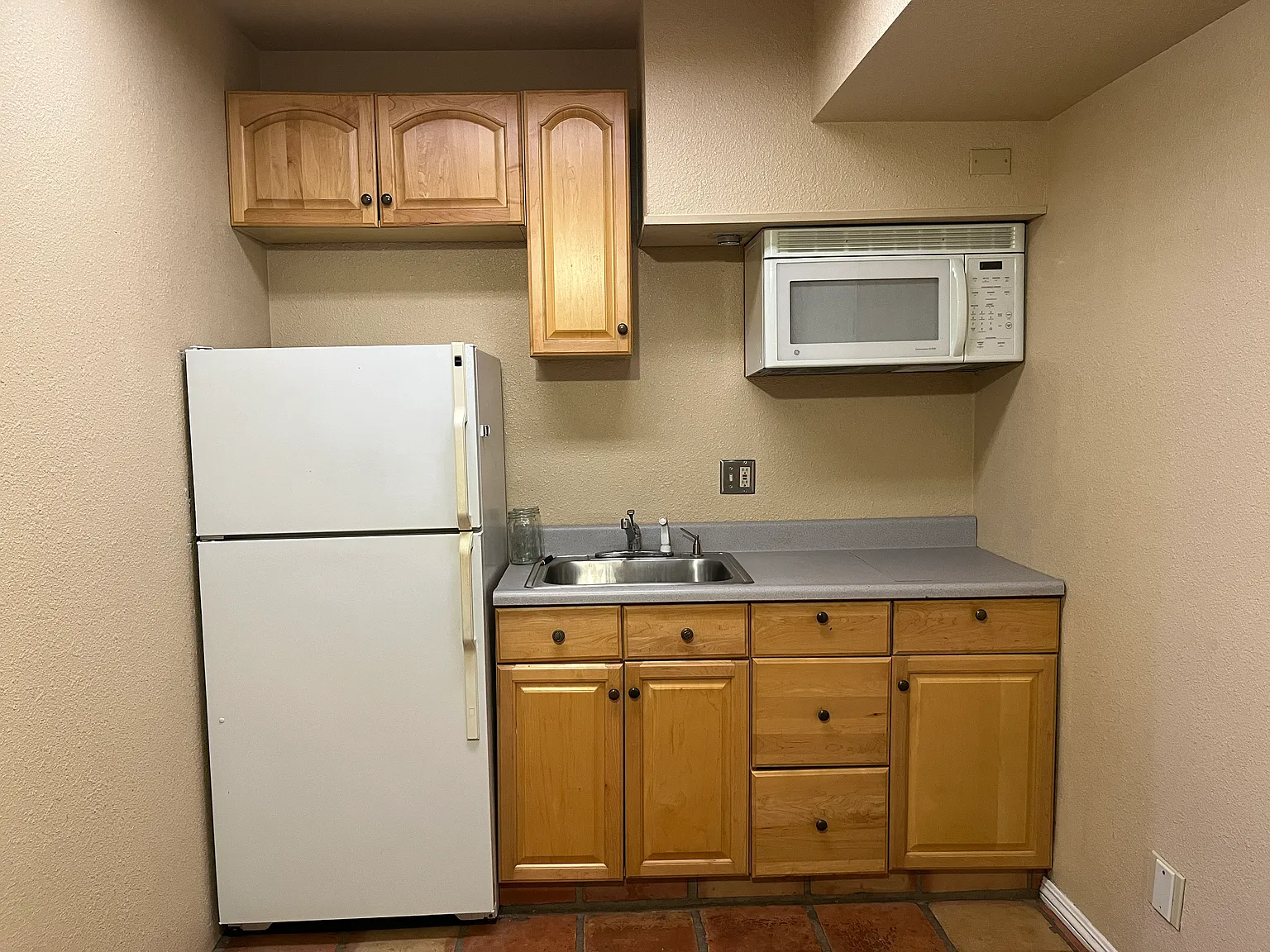 Studio, 560 sqft, $1,695 — Photo 3