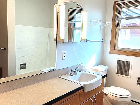 3rd image of 926 High St #3