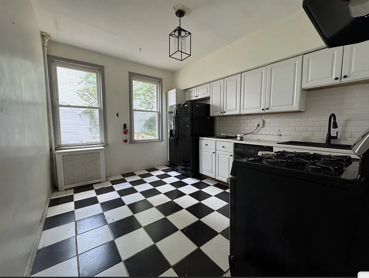 3 bed, 1000 sqft, $2,400 — Photo 2