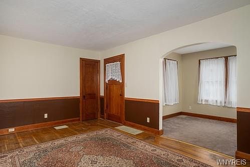 5th image of 517 Esther St