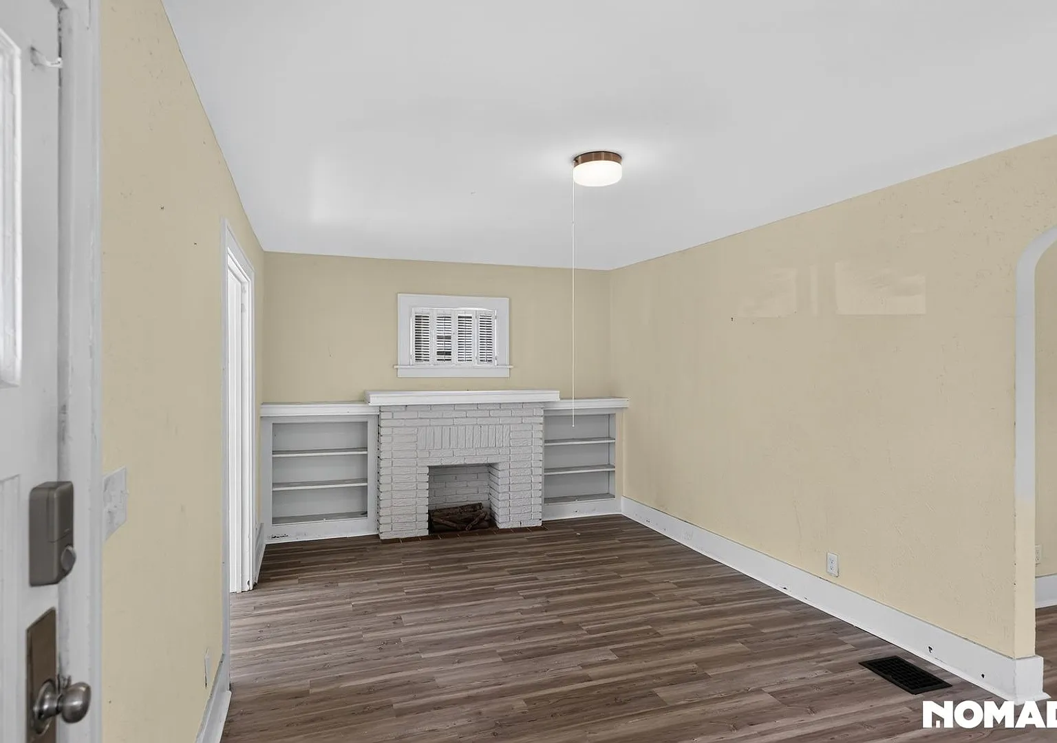 Large 2Bed/1Bath + Dining Room + Living Room + Sunroom in Kenmore — Photo 3