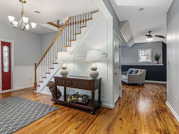 4th image of 2547 Bellevue Ave