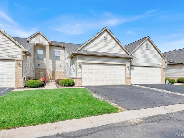 24521 Pine Village Blvd, Oak Park, MI 48237