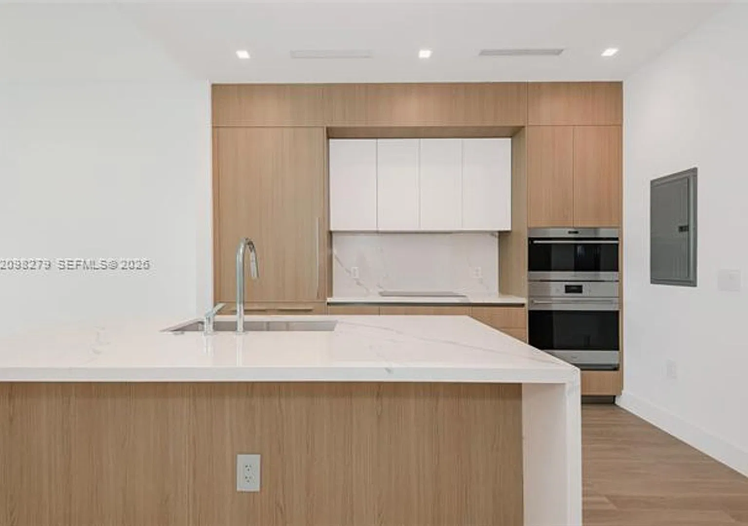 2411 Laguna Circle cu-610, North Miami, FL 33181 — Photo 1