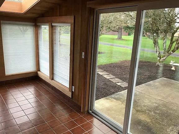 Sunroom w/slider to patio