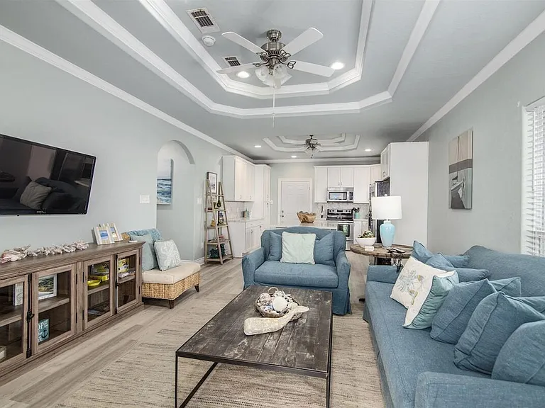 986 Bahama Dr — Photo 1