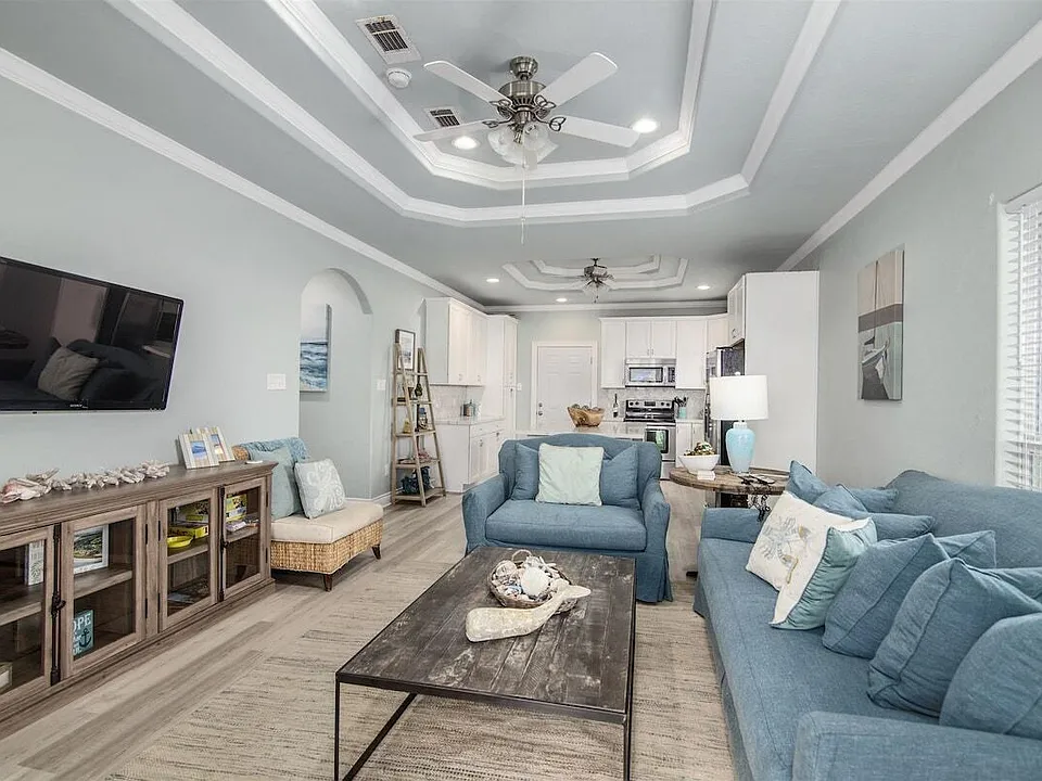 986 Bahama Dr