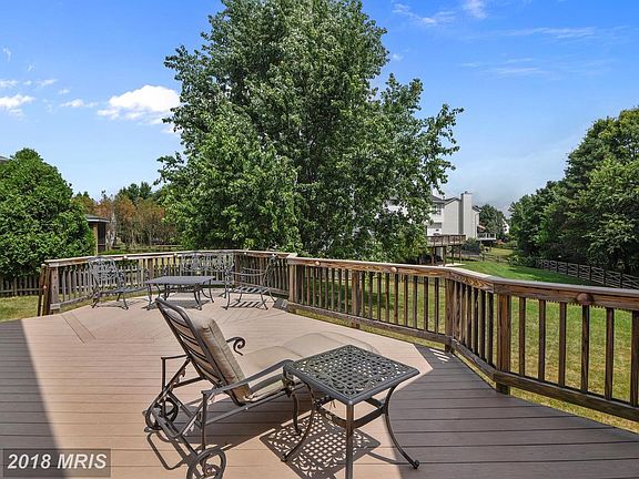 Expansive, synthetic deck