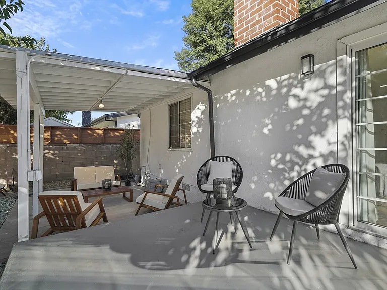 Woodlake Ave — Photo 13