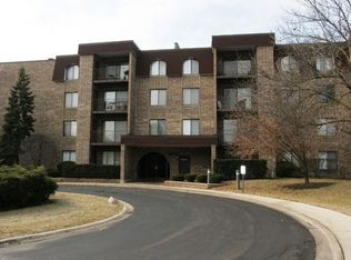 2050 Valencia Dr APT 207, Northbrook, IL 60062