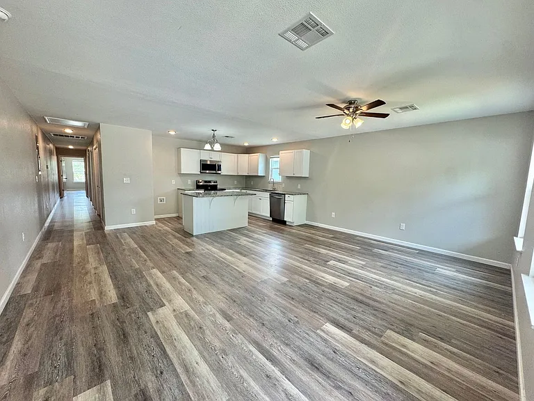 1007 N Quincy Ave — Photo 5