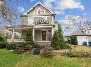 215 Vanderbilt St, Fairfax, IA 52228