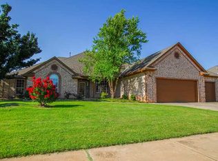 1136 Camelot Dr, Yukon, OK 73099