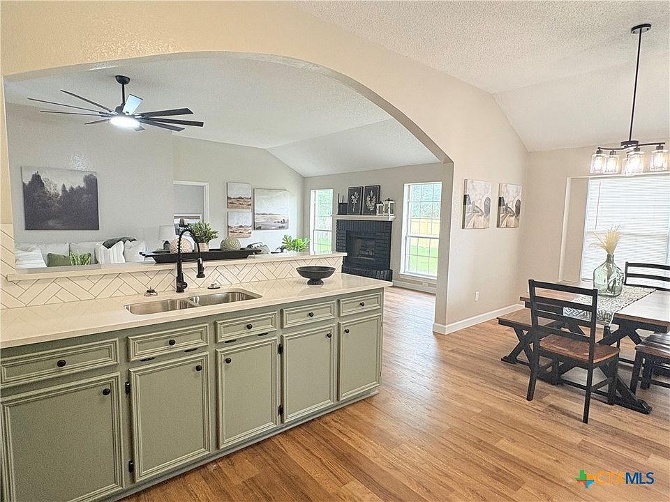 1st image of 421 Arapaho Dr