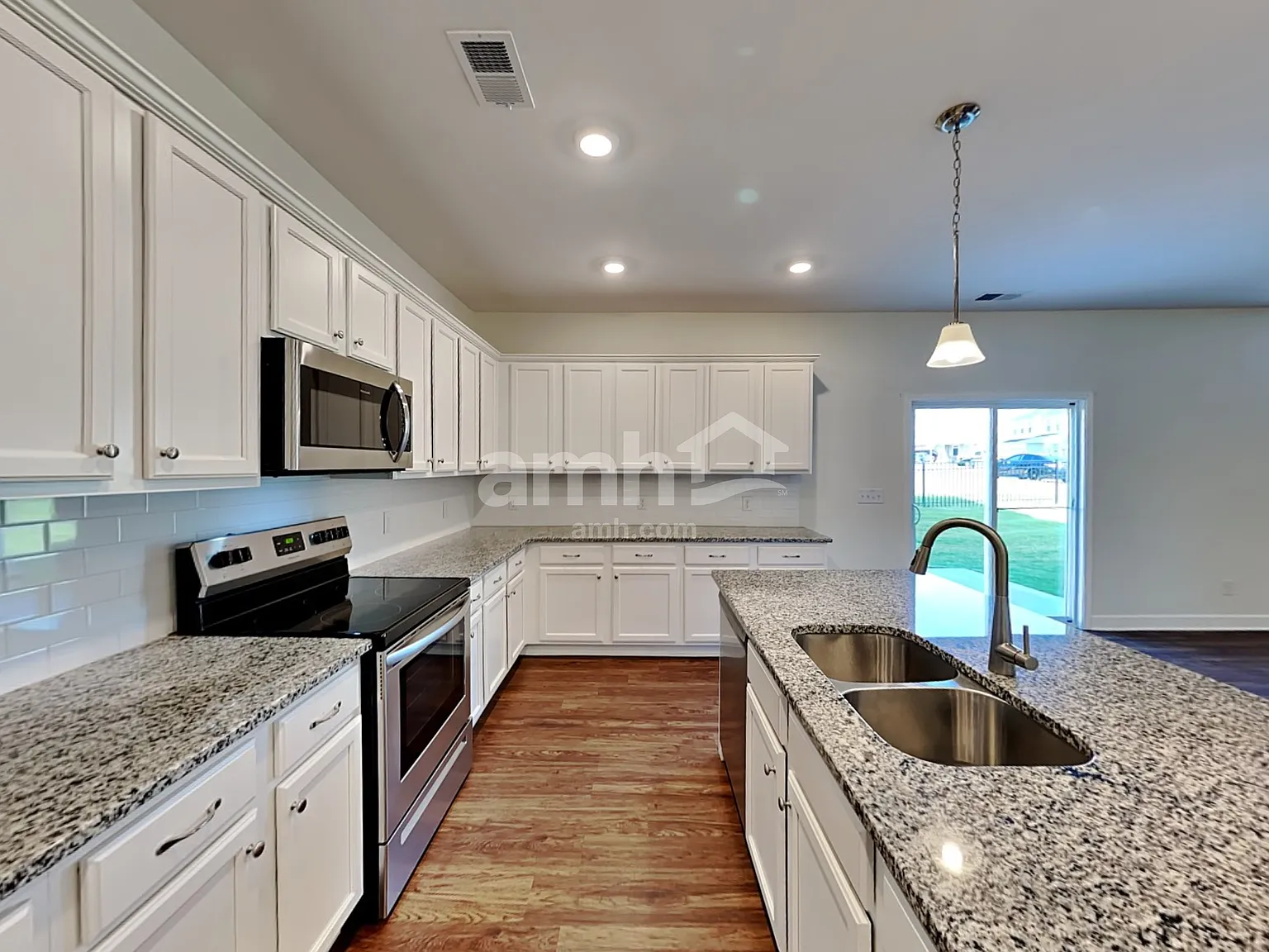 5 bed, 3.0 bath, 2596 sqft, $2,830 — Photo 4