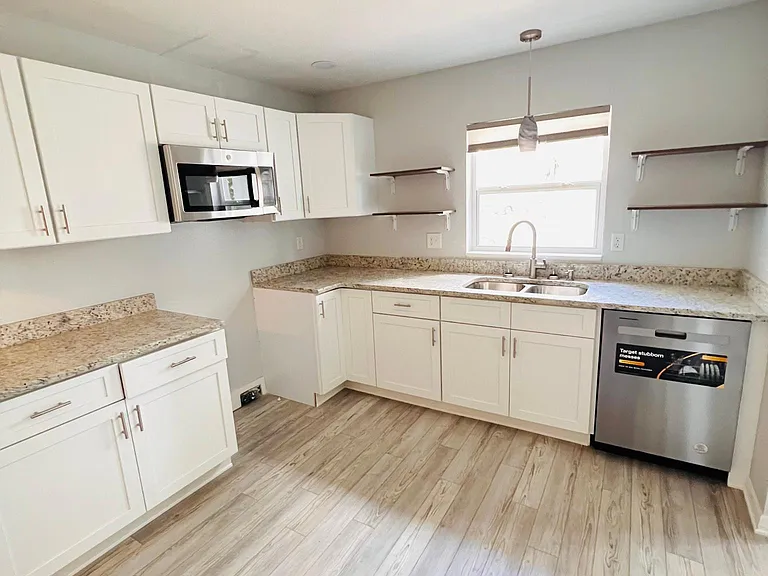 738 N Lorri Ave — Photo 3