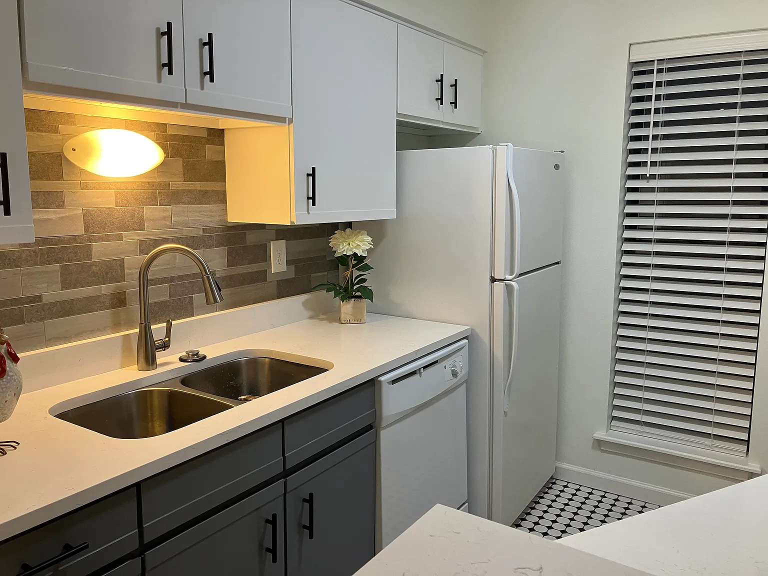 2 bed, 880 sqft, $2,195 — Photo 4
