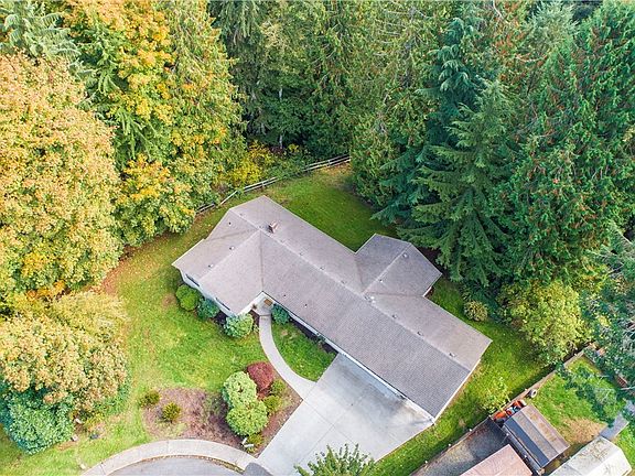 3rd image of 647 Dennis Ct SE