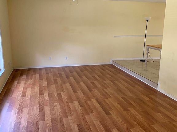 4th image of 884 SE Sweetbay Ave