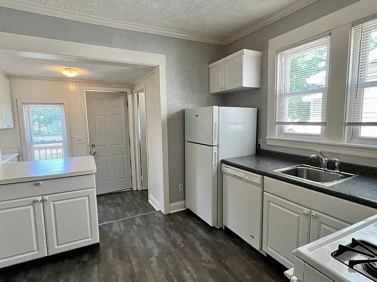 1133 Muskegon NW — Photo 4
