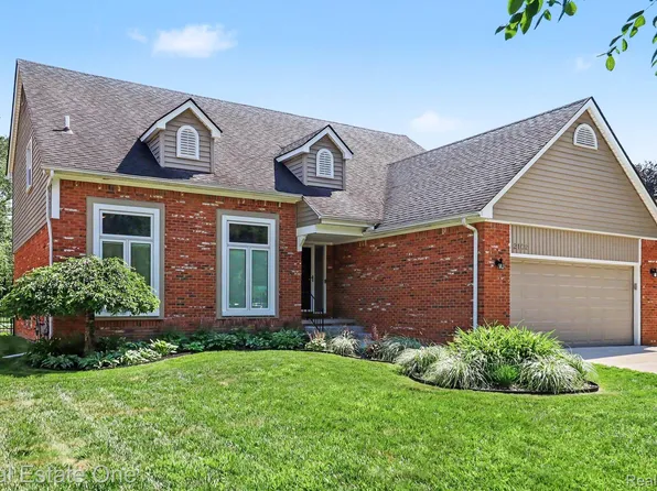 2102 Tuscany Dr, Troy, MI 48085