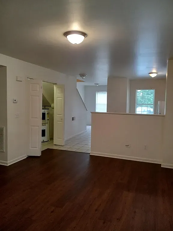 3 bed, 2.5 bath, 2930 sqft, $1,650 — Photo 3