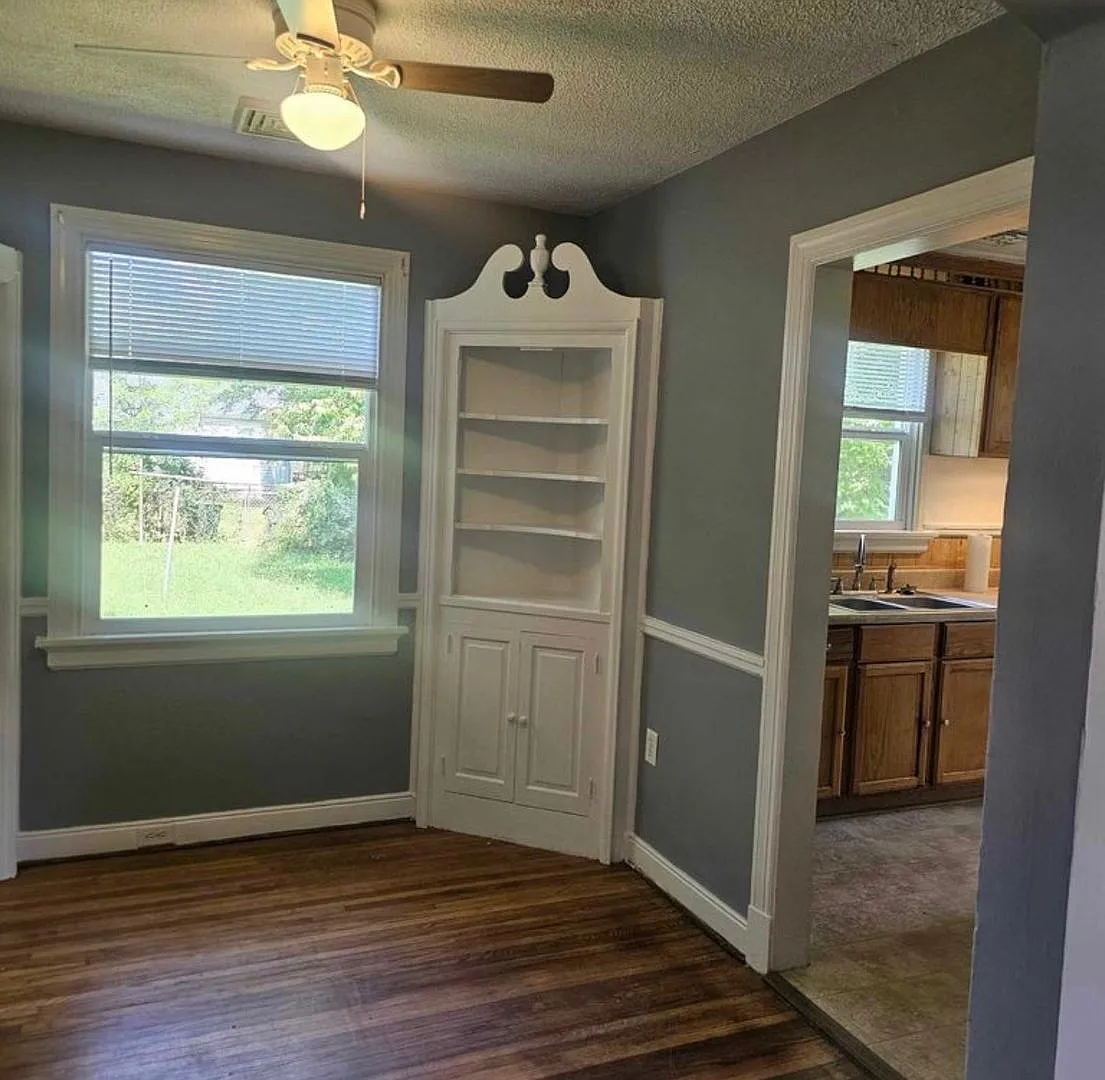 3 bed house in Fulton Hill! Enjoy the beautiful neighborhood, central hvac, laundry, yard! — Photo 3