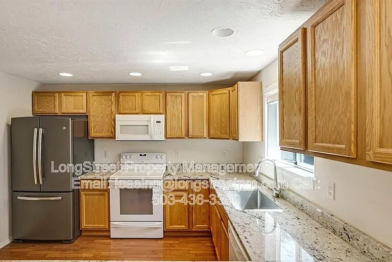 332 NE Carmen Pl — Photo 13