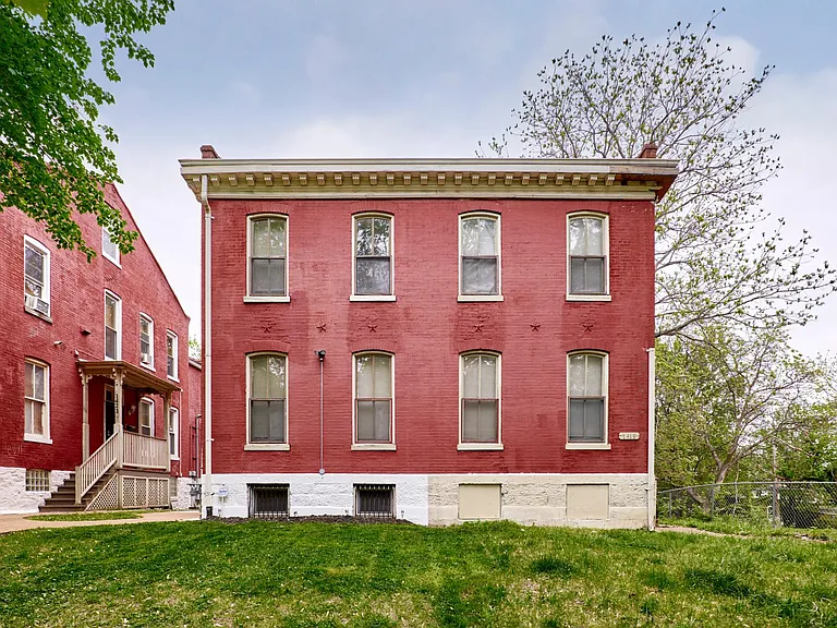 1421 N Park Pl — Photo 4