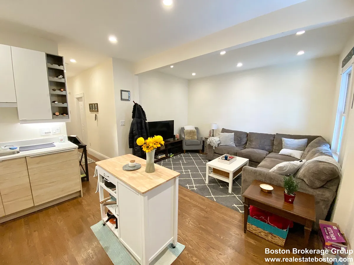 Building Photo - 106 Buttonwood St #2