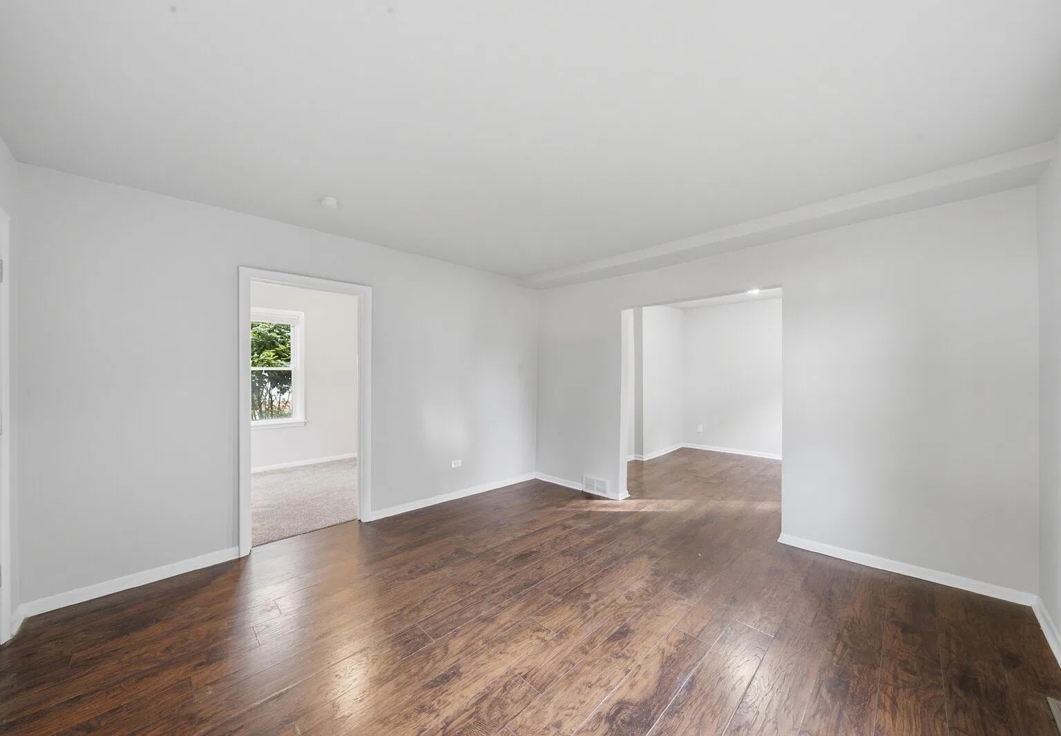 3 bed, 1.0 bath, 996 sqft, $1,990 — Photo 3