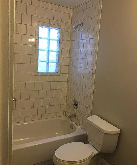 Bath with natural light via light shaft